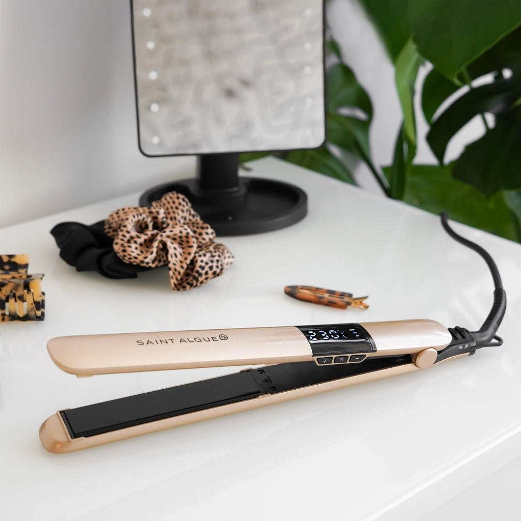 Demeliss SAINT ALGUE Gold Straightener – Straightening from the Root – Fine Ceramic Plates, Tourmaline – Adjustable Temperature 150°C to 230°C – Smooth to Wavy Hair – Ergonomic Design, Professional
