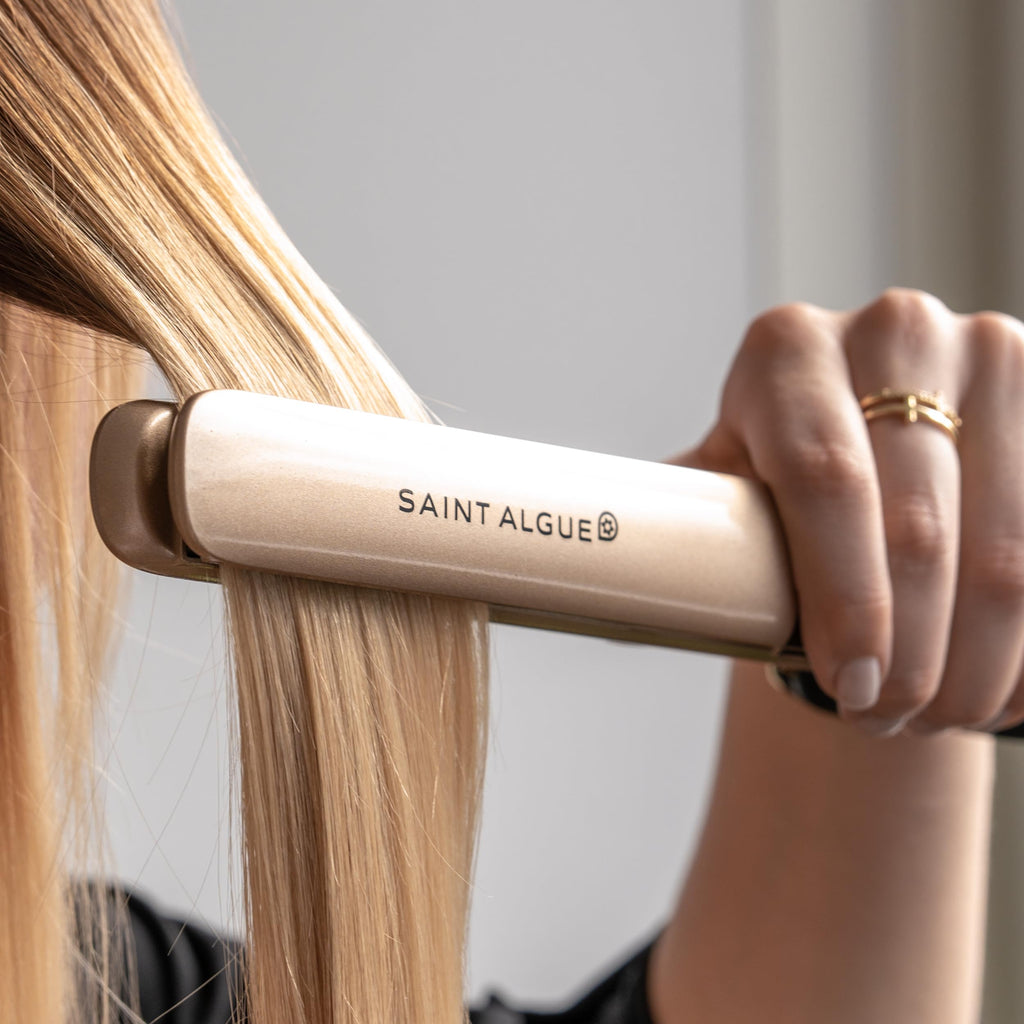 Demeliss SAINT ALGUE Gold Straightener – Straightening from the Root – Fine Ceramic Plates, Tourmaline – Adjustable Temperature 150°C to 230°C – Smooth to Wavy Hair – Ergonomic Design, Professional